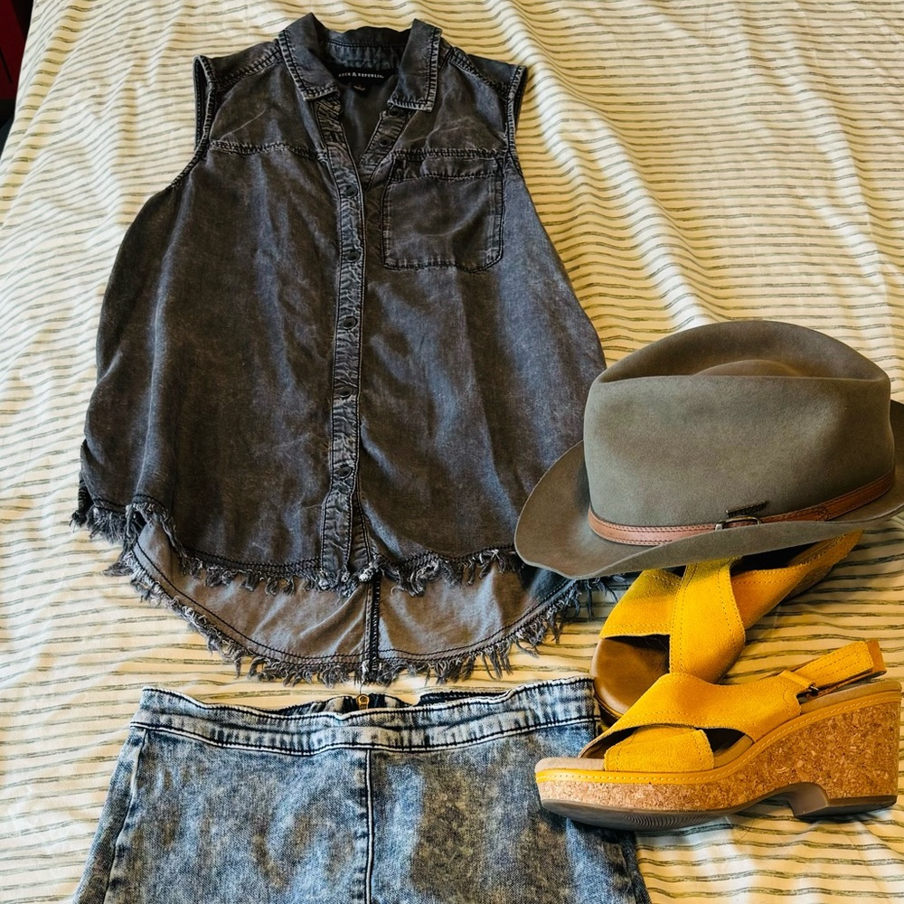 🎸💥🎶 ROCK & REPUBLIC tank top 🎸💥 🎶